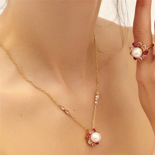 COLAR COM PINGENTE DE FLOR COM PÉROLA E CRISTAIS +5CM