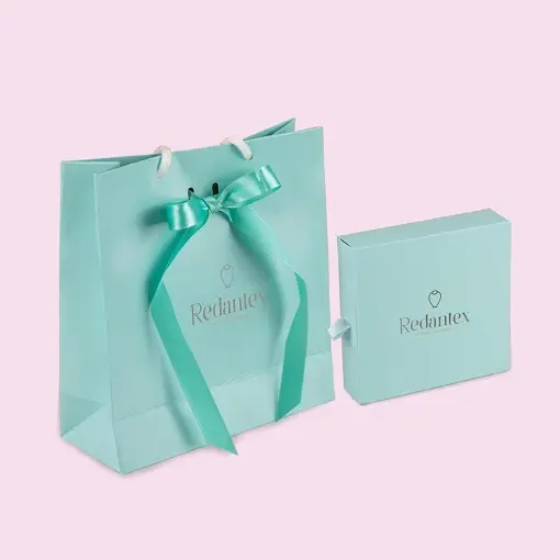 CAIXA E SACOLA PERSONALIZADA EASY COM 100 UNI