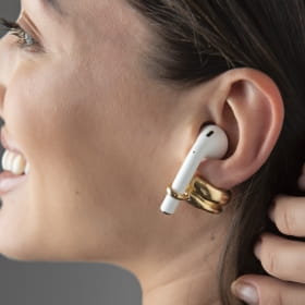 Brinco Duas Voltas Porta Fone de Ouvido Liso Banhado a Ouro