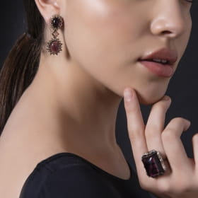 Anel com Cabochão Retangular Roxo Banhado a Ródio Negro