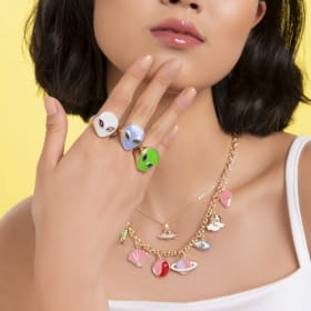 Anel com Imagem de Alienígena Esmaltado Verde Banhado a Ouro
