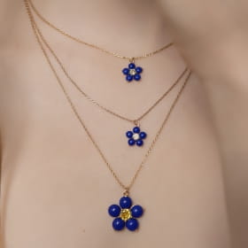 Corrente com Pingente Flor em Resina Lápis-lazúli Banhada a Ouro