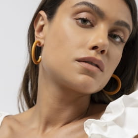 Meia Argola em Madeira Marrom Banhada a Ouro