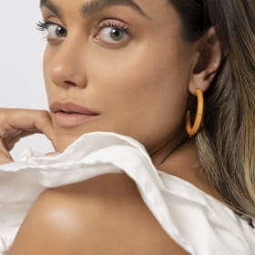 Meia Argola em Madeira Marrom com Zircônias Banhada a Ouro