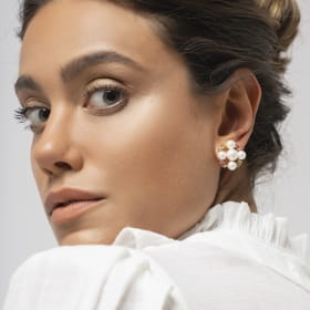 Brinco Flor na Cor Amarela e Rosa com Pérolas Banhado a Ouro