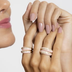 Anel Esmaltado Rosa com Zircônias Brancas Banhado a Ouro
