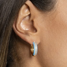 Argola Esmaltada Azul Claro com Zircônias Brancas Banhada a Ouro