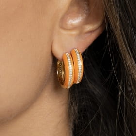 Argola Esmaltada Alaranjado com Zircônias Brancas Banhada a Ouro