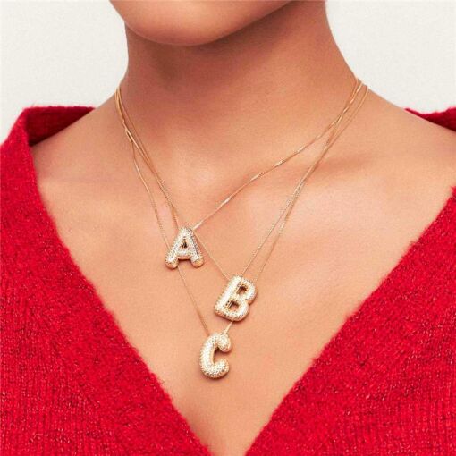 COLAR COM PINGENTE DE LETRA "B" CRAVEJADO BANHADO A OURO