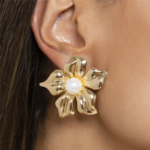 BRINCO DE FLOR LISA COM PÉROLA SHELL BANHADO A OURO