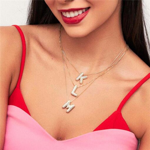 COLAR COM PINGENTE DE LETRA "K" CRAVEJADO BANHADO A OURO