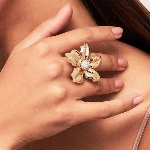 ANEL FLOR COM ZIRCÔNIAS BRANCAS BANHADO A OURO