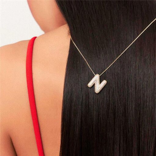 COLAR COM PINGENTE DE LETRA "N" CRAVEJADO BANHADO A OURO