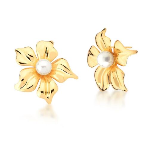 BRINCO DE FLOR LISA COM PÉROLA SHELL BANHADO A OURO