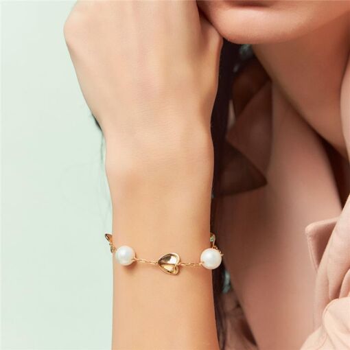 PULSEIRA COM FOLHAS LISAS E PÉROLA SHELL BANHADA A OURO