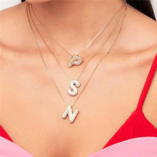 COLAR COM PINGENTE DE LETRA "P" CRAVEJADO BANHADO A OURO