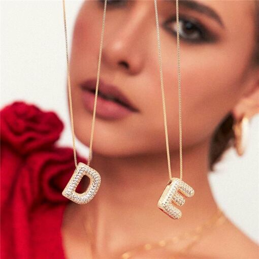 COLAR COM PINGENTE DE LETRA "D" CRAVEJADO BANHADO A OURO