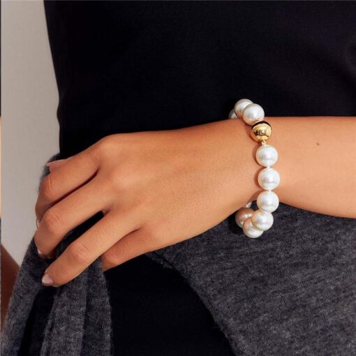 PULSEIRA COM PÉROLAS SHELL E FECHO MAGNÉTICO BANHADA A OURO